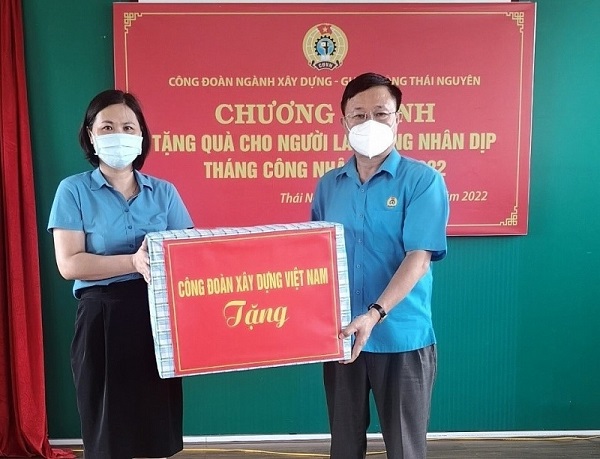 Ý nghĩa của việc tặng quà Công đoàn trong việc gắn kết cán bộ công nhân viên