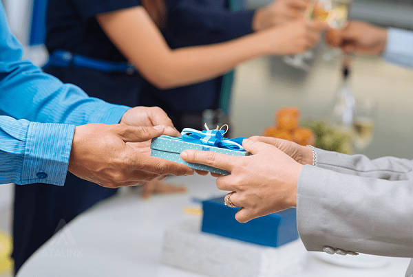 Lựa chọn quà tặng Công đoàn theo nhóm đối tượng và sở thích