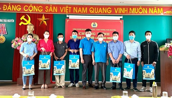 Tác dụng tâm lý của quà tặng Công đoàn đối với tinh thần làm việc